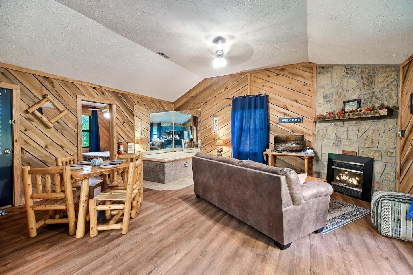 Romantic Mtn Cabin Hot Tub & Jacuzzi Views เซอเวียร์วีล ภายนอก รูปภาพ